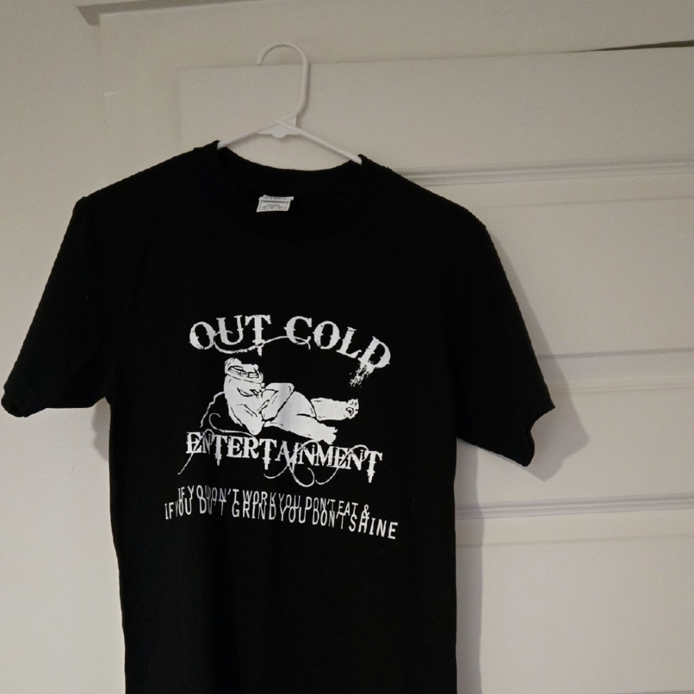 NEW NENS SMALL Black 👕 TSHIRT OUT COLD ❄️🥶 ENTERTAINMENT Shirt